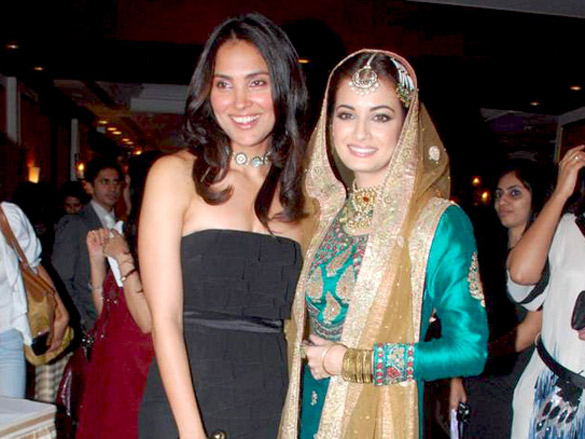 lara dutta dia mandira and shabana at ritu kumar show 9