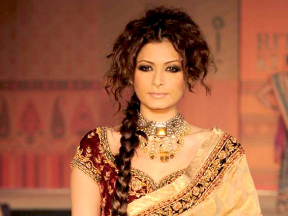 lara dutta dia mandira and shabana at ritu kumar show 17