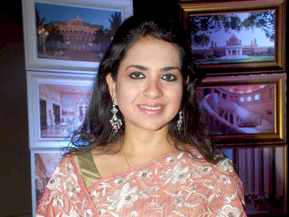 lara dutta dia mandira and shabana at ritu kumar show 22