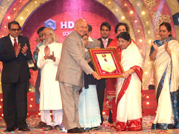 dharmendra and lata at mi marathi awards 4