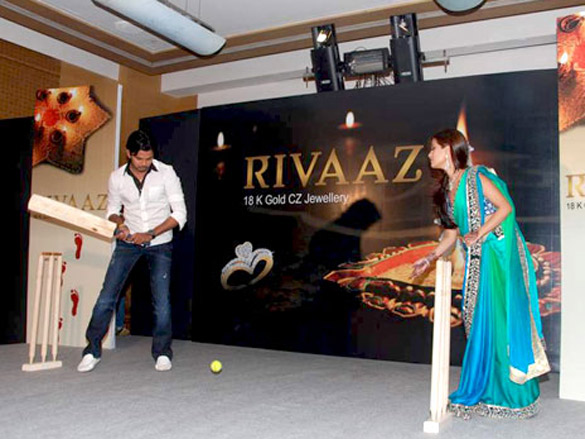 riya sen and sreesanth promote gitanjalis rivaaz collection 6