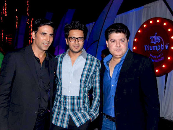 akshay deepika and sonakshi at the triumph show 2011 21