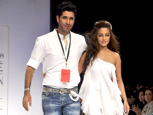 riya sen walks the ramp for arpan vohra at lakme fashion week 2011 day 1 2