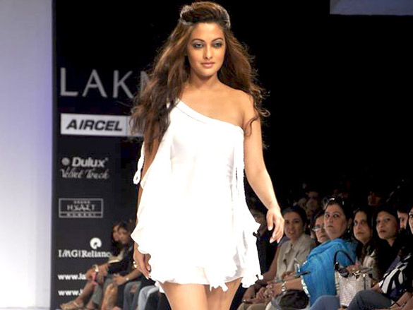 riya sen walks the ramp for arpan vohra at lakme fashion week 2011 day 1 4