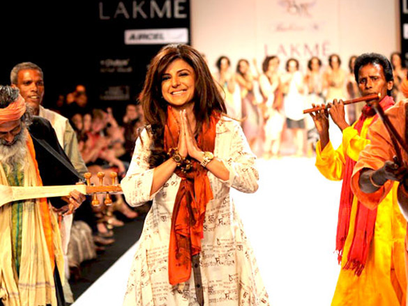 sridevi and vidya malvade grace babita malkanis show at lakme fashion week 2011 day 3 3