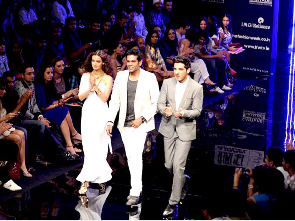 dia and zayed walk the ramp for rocky s at lakme fashion week 2011 day 4 2