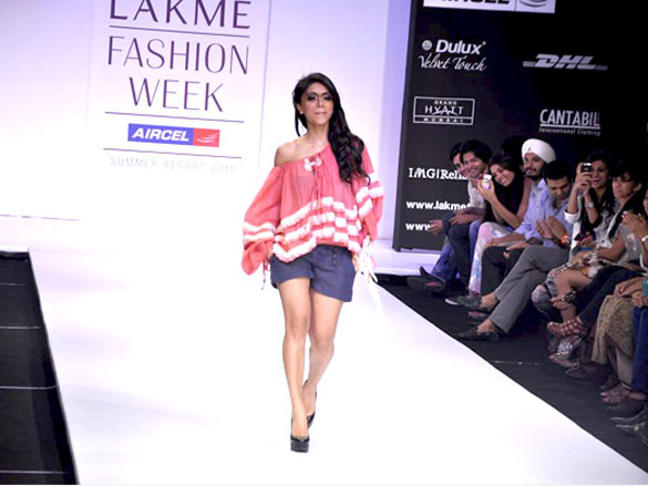 zoa morani walks the ramp for pallavi mohan at lakme fashion week 2011 day 5 4