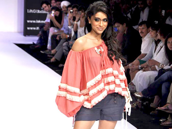 zoa morani walks the ramp for pallavi mohan at lakme fashion week 2011 day 5 6