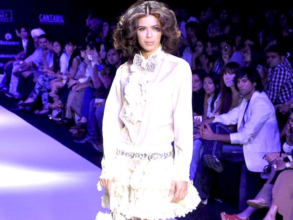 zoa morani walks the ramp for pallavi mohan at lakme fashion week 2011 day 5 7