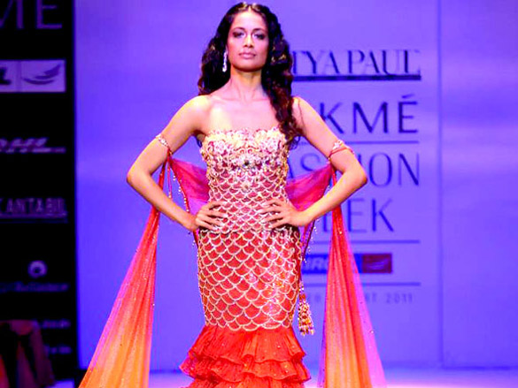 sarah jane dias walks the ramp for satya paul at lakme fashion week 2011 day 5 2