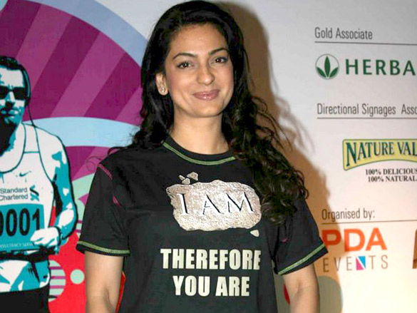 juhi chawla at standard chartered mumbai marathon event 6