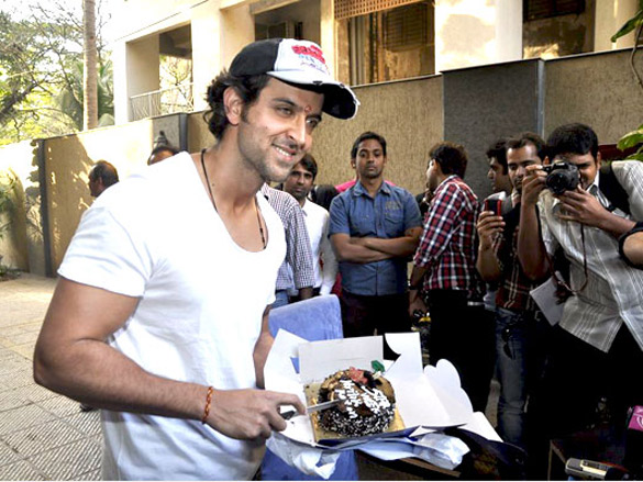 hrithik roshan celebrates his birthday with media 3