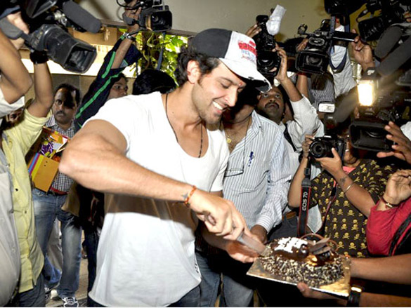 hrithik roshan celebrates his birthday with media 4