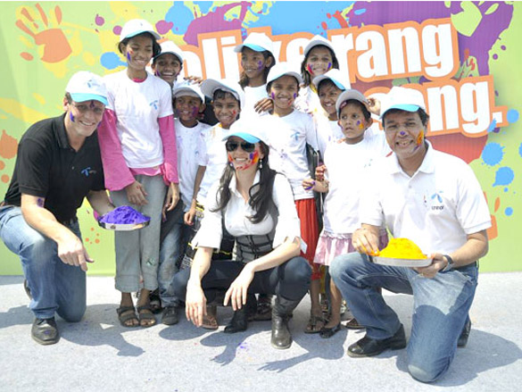 yana at a holi event organised by uninor 4
