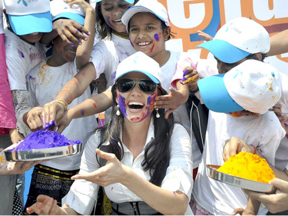yana at a holi event organised by uninor 5