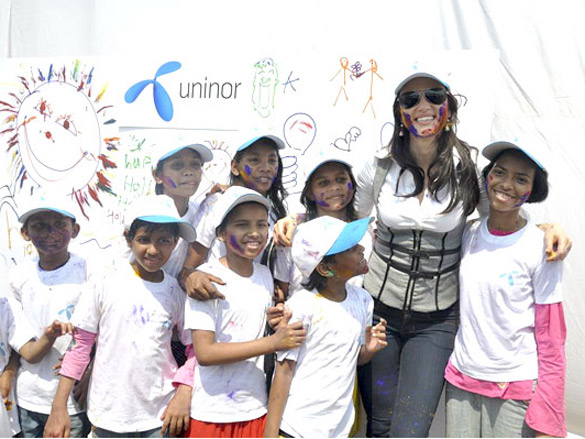 yana at a holi event organised by uninor 6