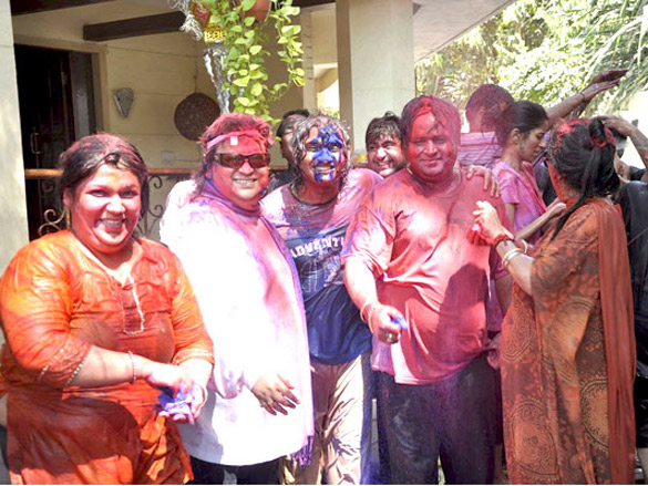 bappi lahiri celebrates holi in style 2