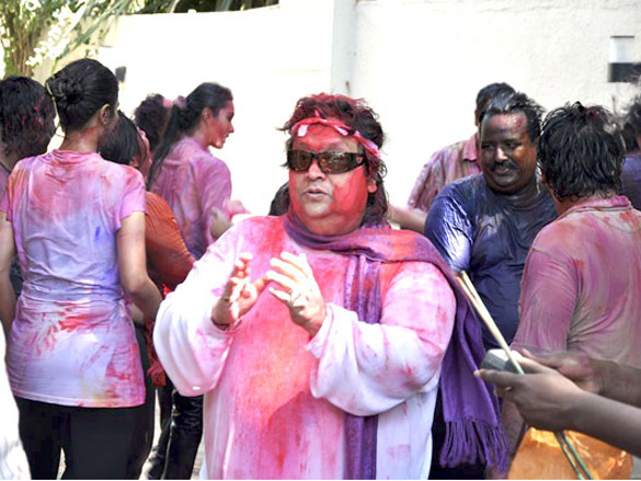 bappi lahiri celebrates holi in style 6