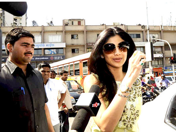 shilpa and shamita shetty snapped at siddhivinayak temple 7