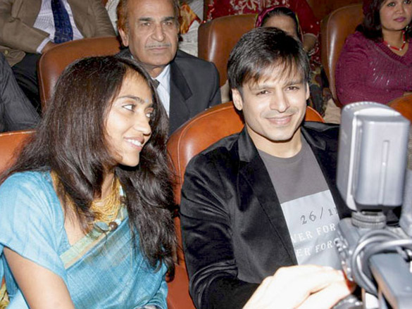 vivek oberoi at aurogold tribute event for friends we lost at terror attacks 2