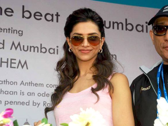 john deepika and other celebs at standard chartered mumbai marathon 2011 3
