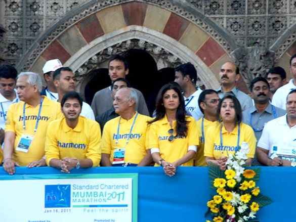 john deepika and other celebs at standard chartered mumbai marathon 2011 15