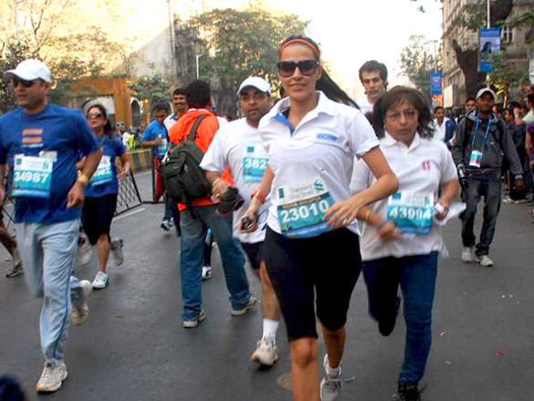 john deepika and other celebs at standard chartered mumbai marathon 2011 19