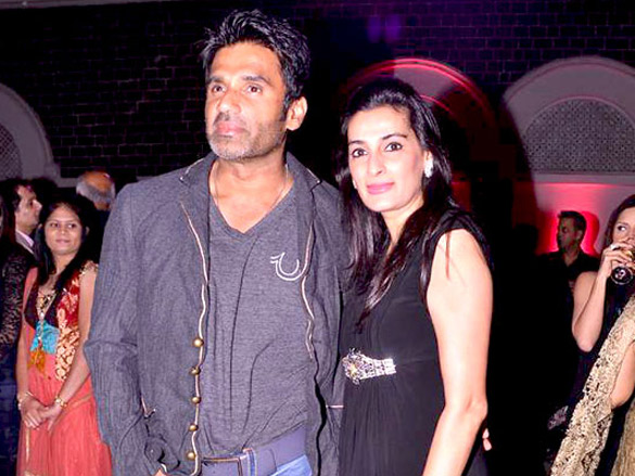 suniel shetty with top models at rose fashion show 2