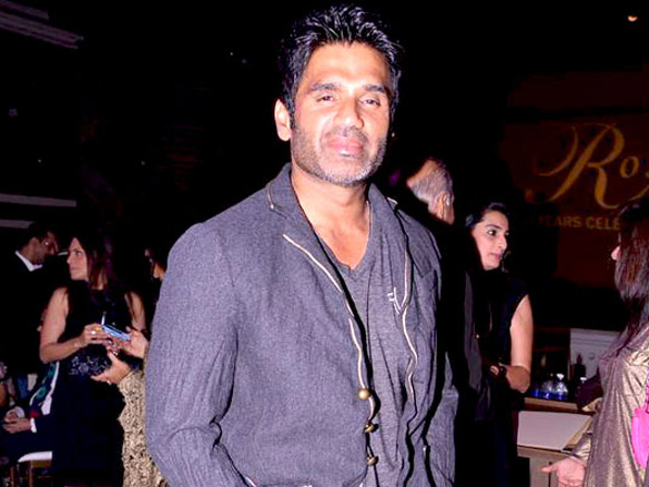 suniel shetty with top models at rose fashion show 4