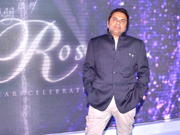 suniel shetty with top models at rose fashion show 12