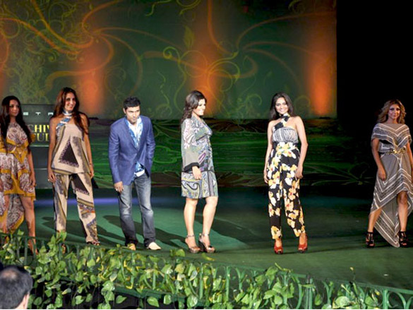 raveena and randeep walk for etro on chivas studio day 1 3