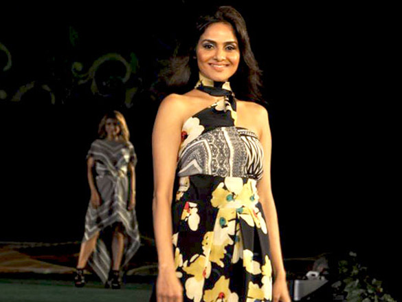 raveena and randeep walk for etro on chivas studio day 1 9