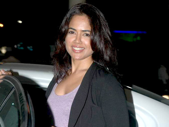 sameera reddy snapped at the airport 3