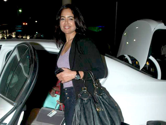 sameera reddy snapped at the airport 5