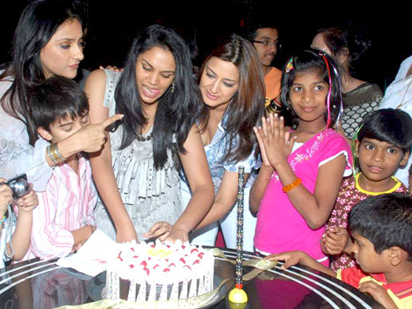sonali bendre celebrates christmas with children at veda 3