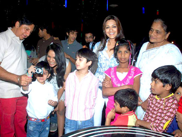 Sonali Bendre celebrates Christmas with children at Veda | Photo Of ...