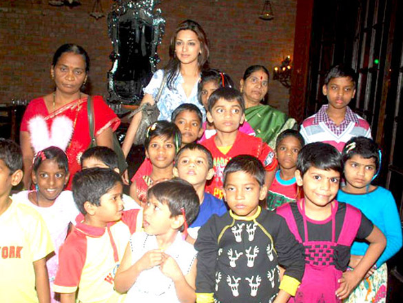 sonali bendre celebrates christmas with children at veda 6