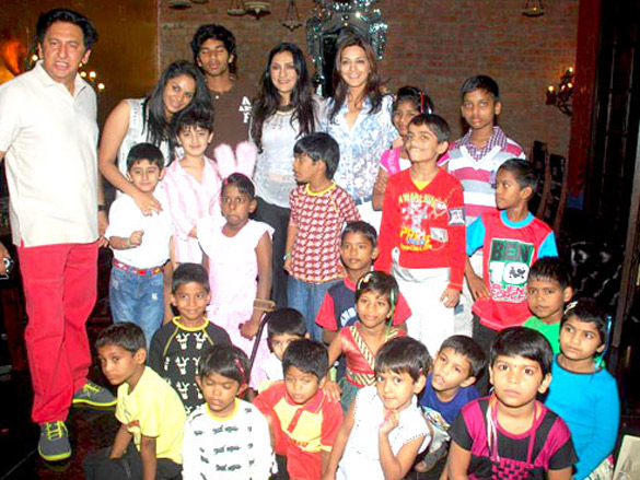 sonali bendre celebrates christmas with children at veda 7