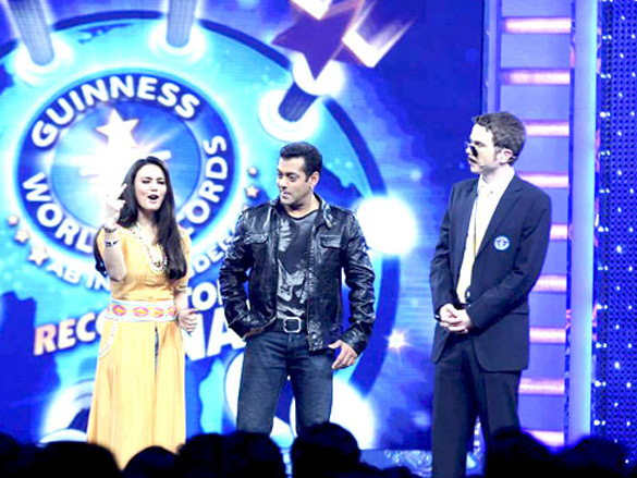 preity and salman on the sets of guinness world records ab india todega 5