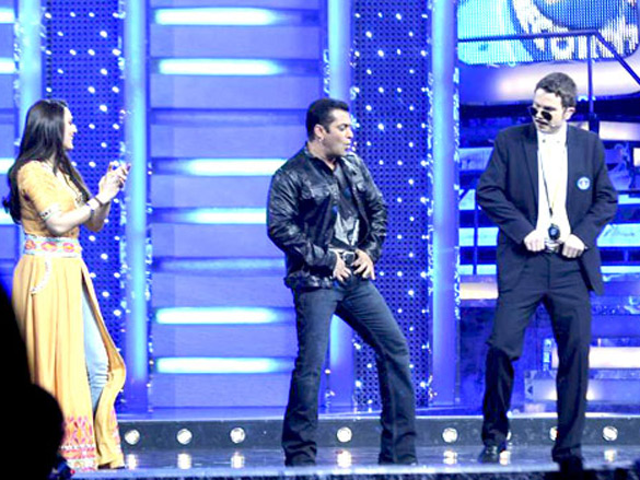 preity and salman on the sets of guinness world records ab india todega 6