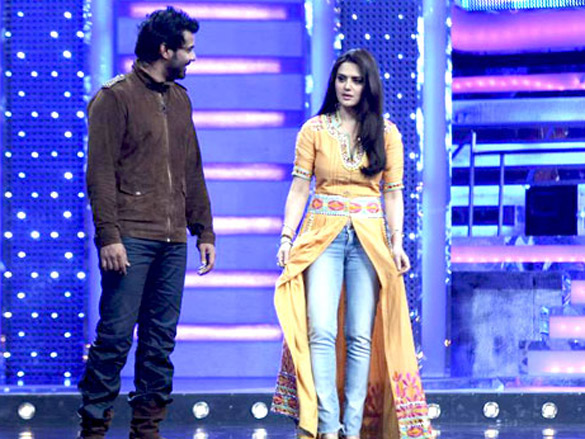 preity and salman on the sets of guinness world records ab india todega 10