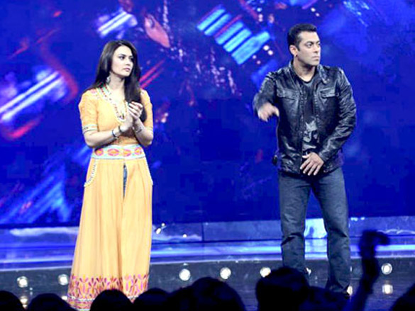 preity and salman on the sets of guinness world records ab india todega 12