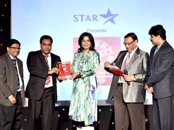 zeenat aman at product of the year award 2