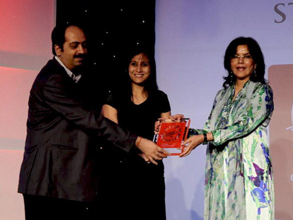zeenat aman at product of the year award 3