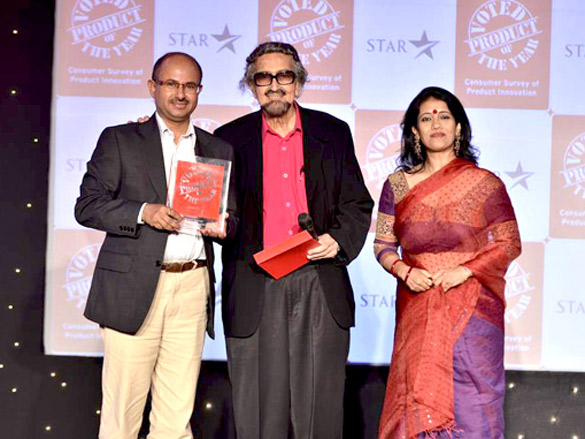 zeenat aman at product of the year award 6