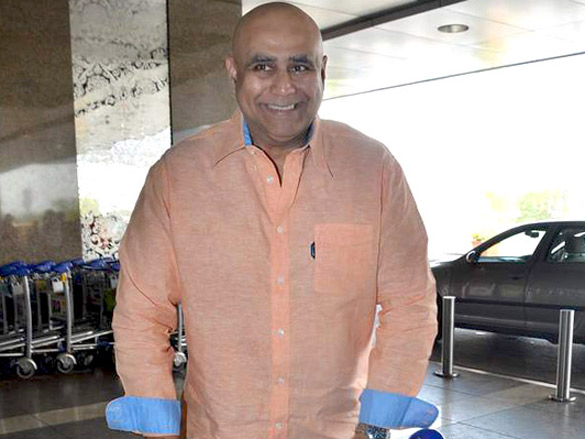 aamir preity suniel leave for mohali for india pak semi final 9