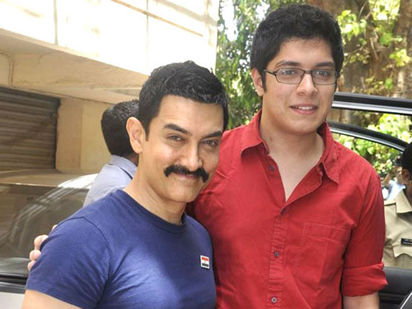 aamir khan leaves for india srilanka world cup finale 2