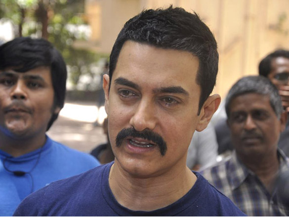 aamir khan leaves for india srilanka world cup finale 7