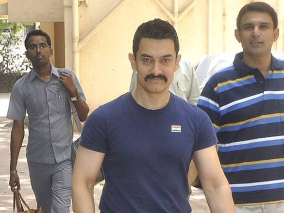 aamir khan leaves for india srilanka world cup finale 8