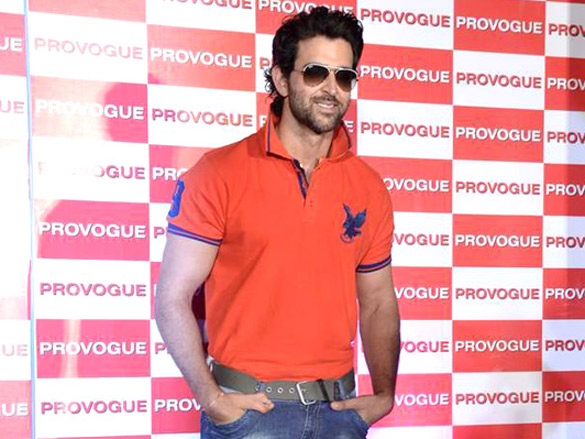 hrithik and sonakshi launch provogues new spring summer catalogue 7